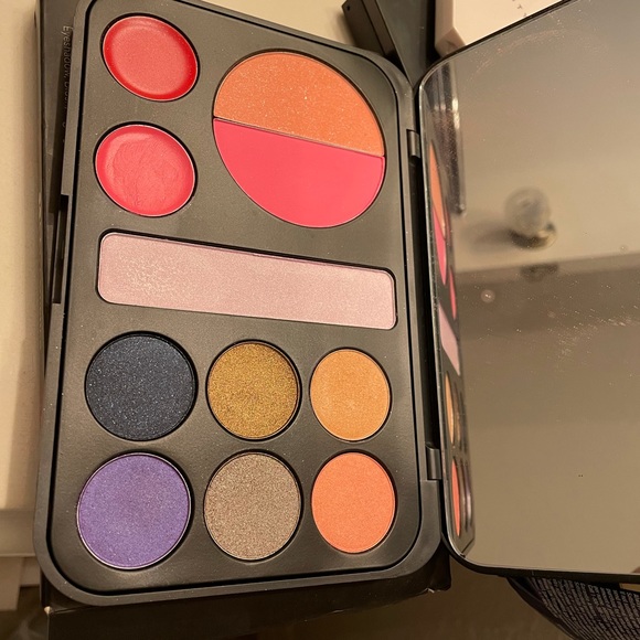 Set eyeshadows, blush and lipstick - Picture 3 of 3